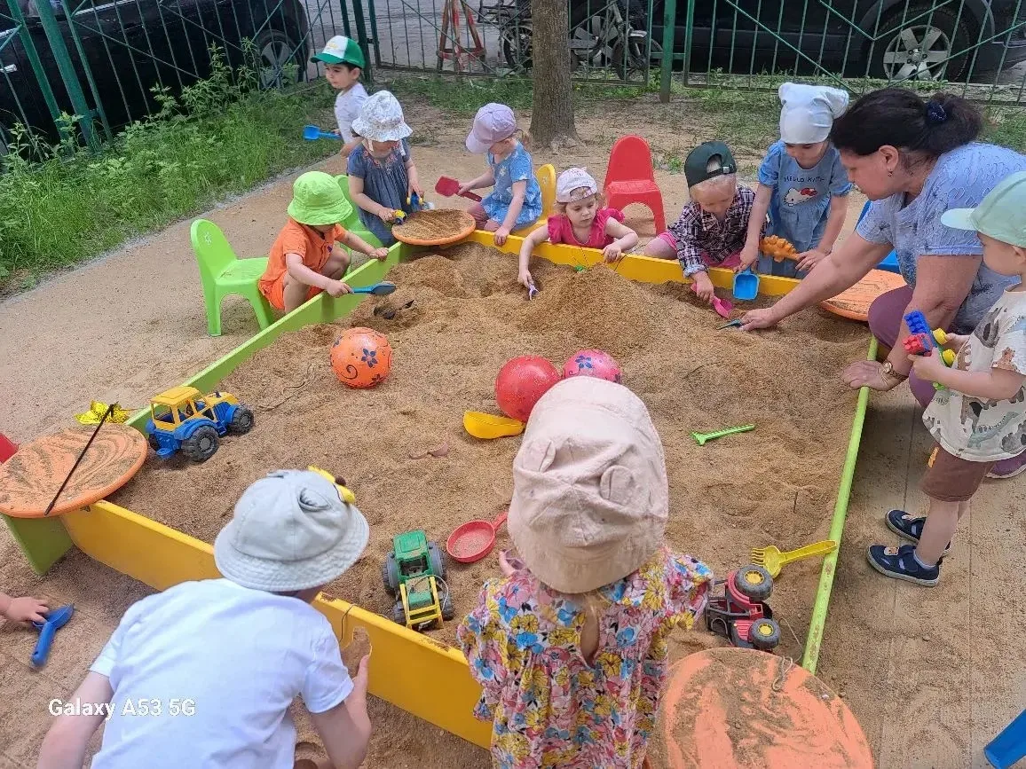 Малыши из группы "Радуга " 🌈  продолжают веселиться и радоваться тёплым летним денечкам 🌞
Ребята в