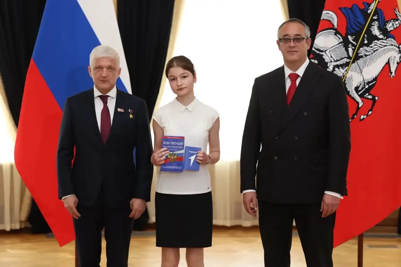 🇷🇺 Мы — граждане России!

В преддверии Дня России в Московской Городской Думе прошла церемония вру