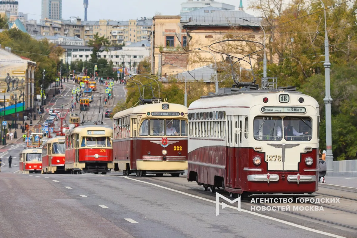 Осенний парад трамваев провели в Москве в честь Дня города. По столичным улицам проехал...