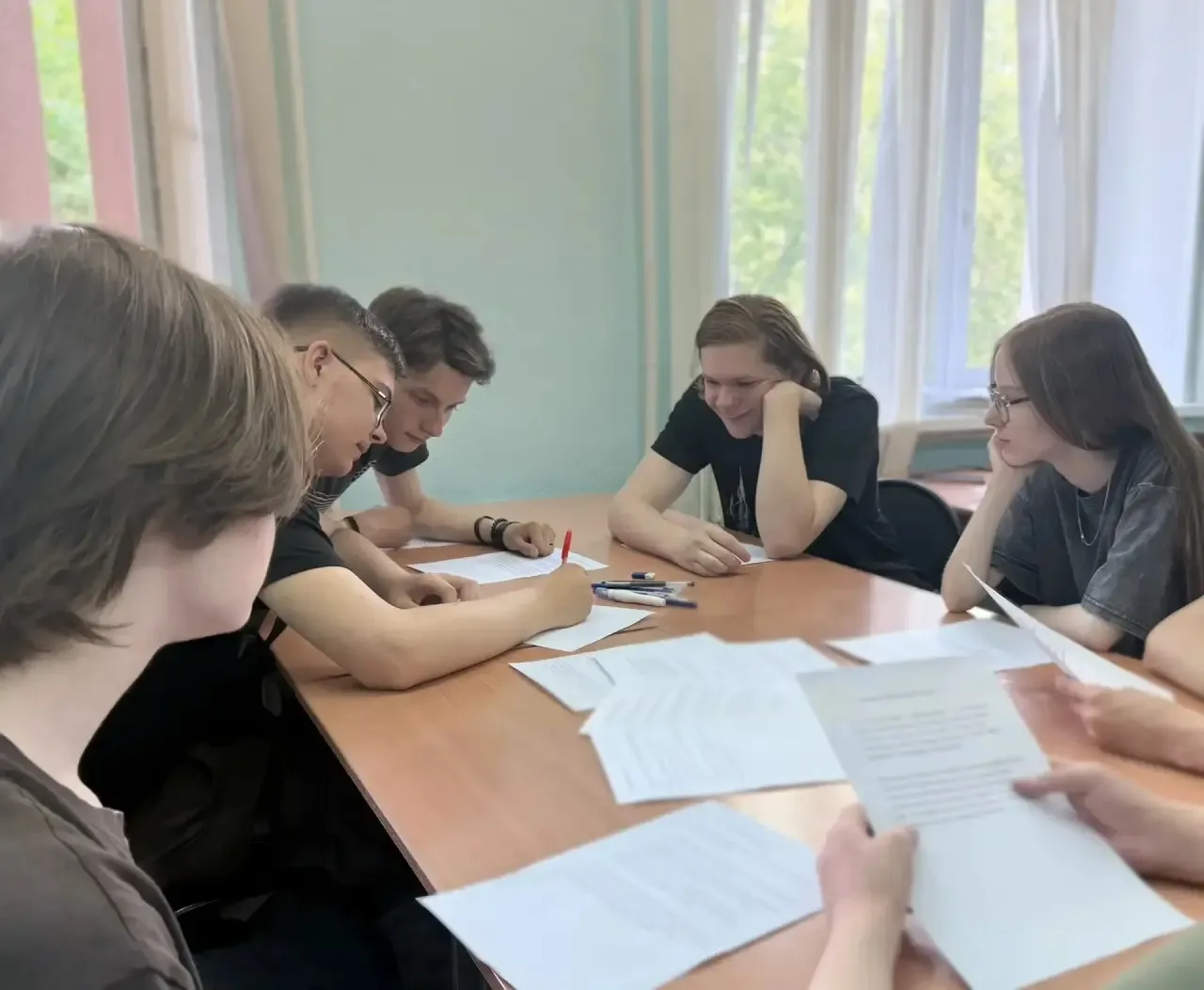 Студенты группы ТД-51 доказали: словарь Даля — это не пыльный фолиант, а источник вдохновения! Ребят
