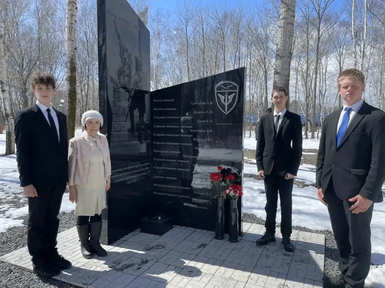 🌟 Активисты школьного музея прошли по местам, прославляющим героев СВО.  ⭐️ Памятник в память о геро
