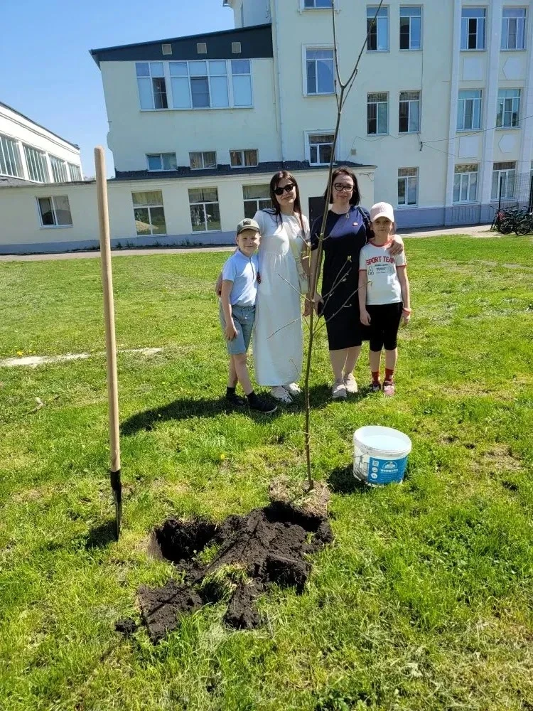 🌳 В преддверии Дня Победы — в память о подвиге!  8 мая на территории нашей школы прошла патриотическ
