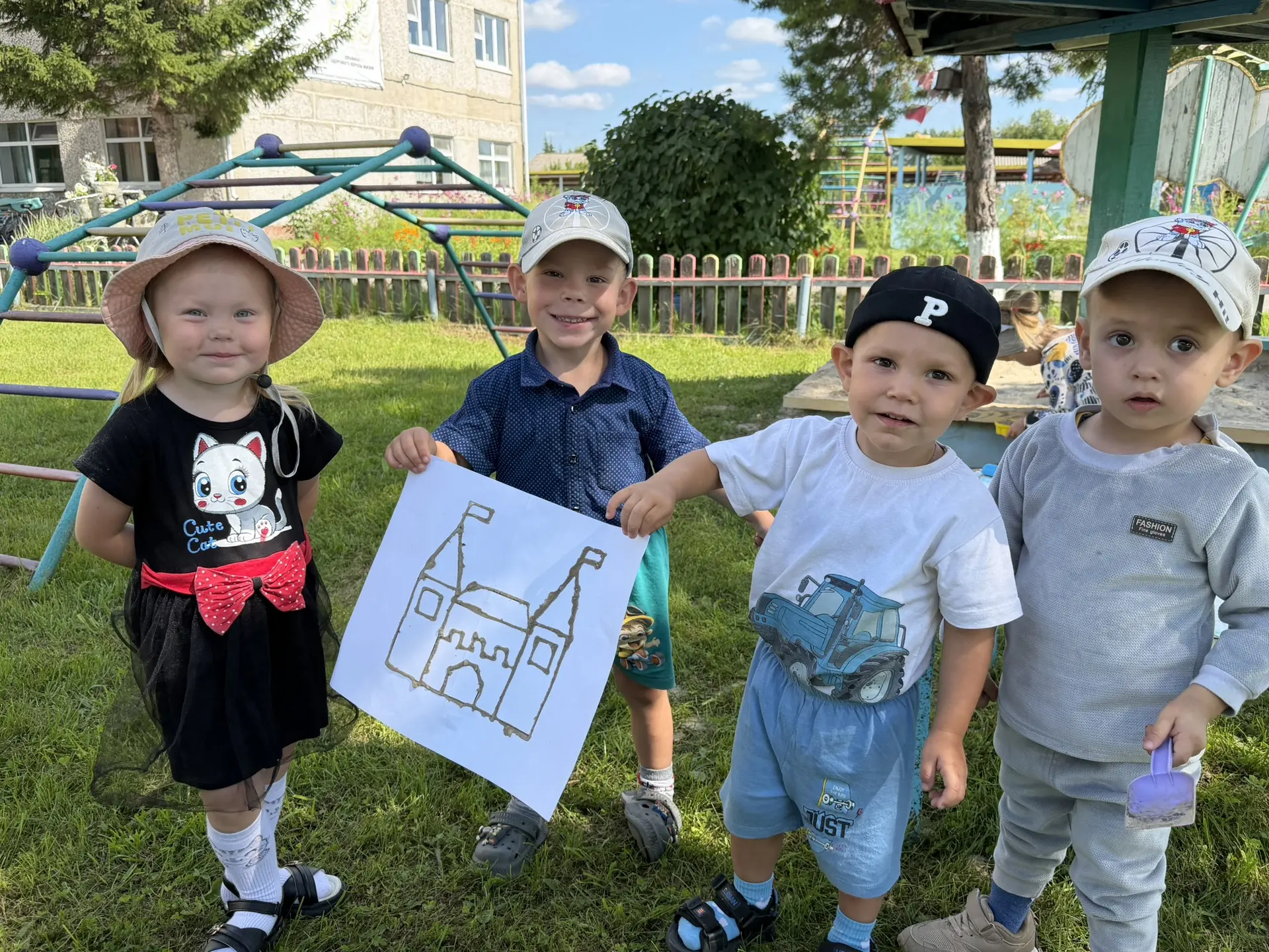 🏖️ Тематическая неделя «В стране песочных замков» 🏰
На этой неделе ребята познакомились со свойств