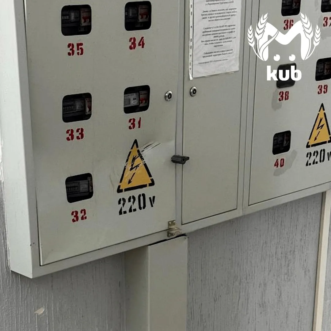 Неадекват с мачете размотал электрощиток в многоэтажке на Черноморской.