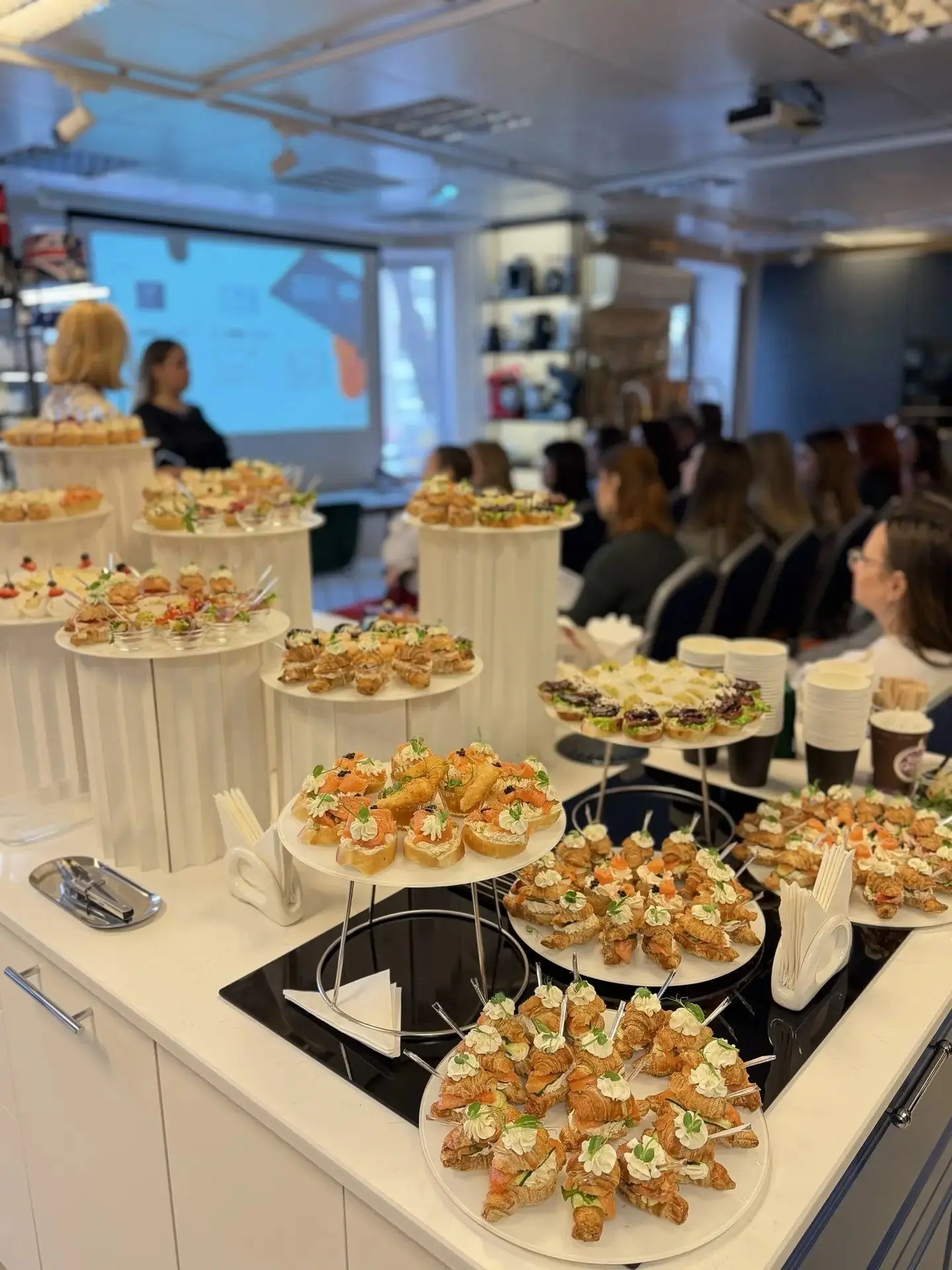 Сколько закусок нужно для фуршета? Разбираемся вместе с CUPCATERING!
Планируете фуршет и не знаете, 