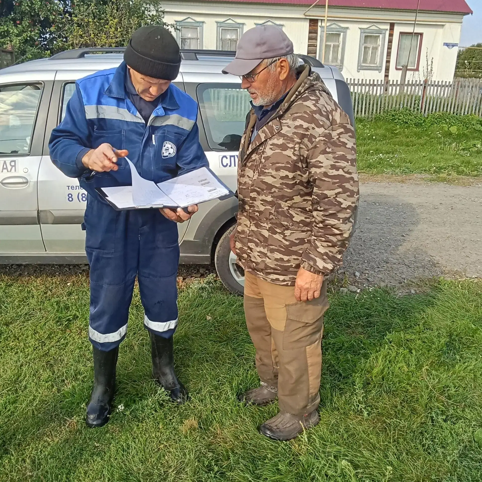 Специалисты Чистопольского ветеринарного объединения проводят взятие крови и вакцинацию...