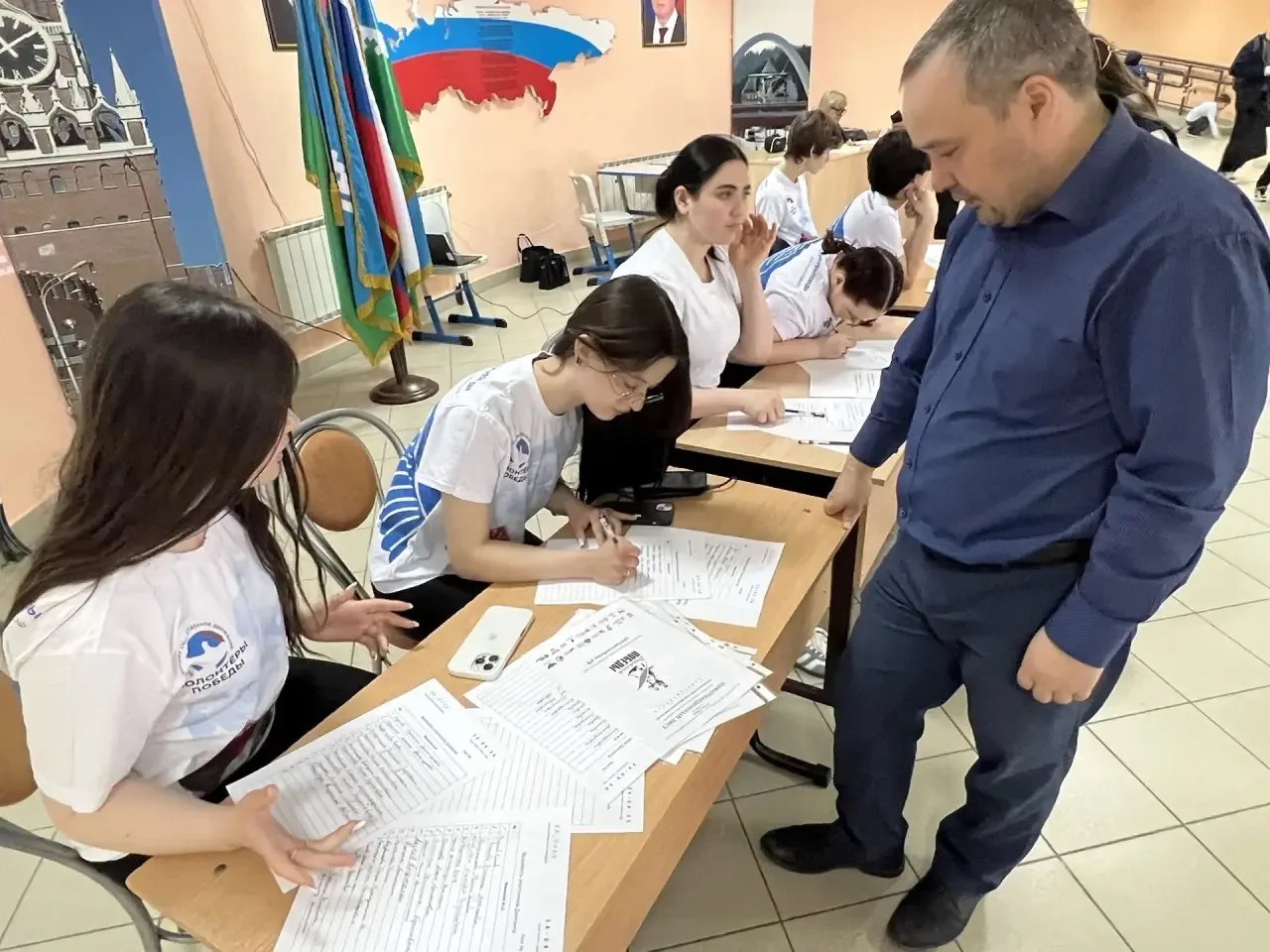 В нашей школе с гордостью и уважением к истории прошёл Всероссийский диктант Победы! 📜  Учащиеся 8-х