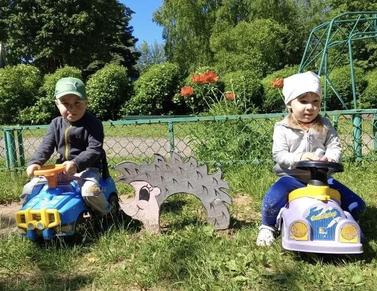 Веселые прогулки в детском саду - это радость движения и общения. Они позволяют малышам активно двиг