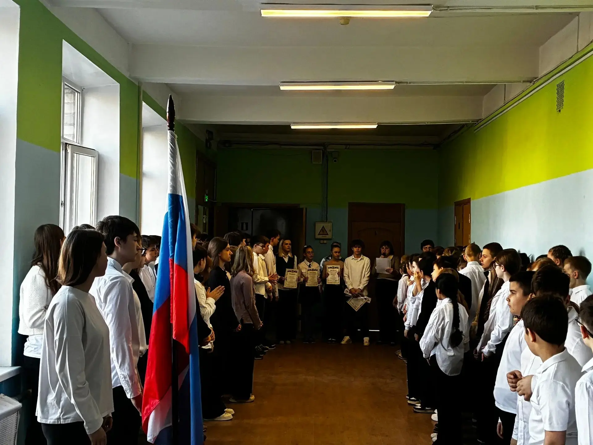 Наградная часть линейки сегодня была щедрой. В рекреации раз за разом звучали аплодисменты в честь п