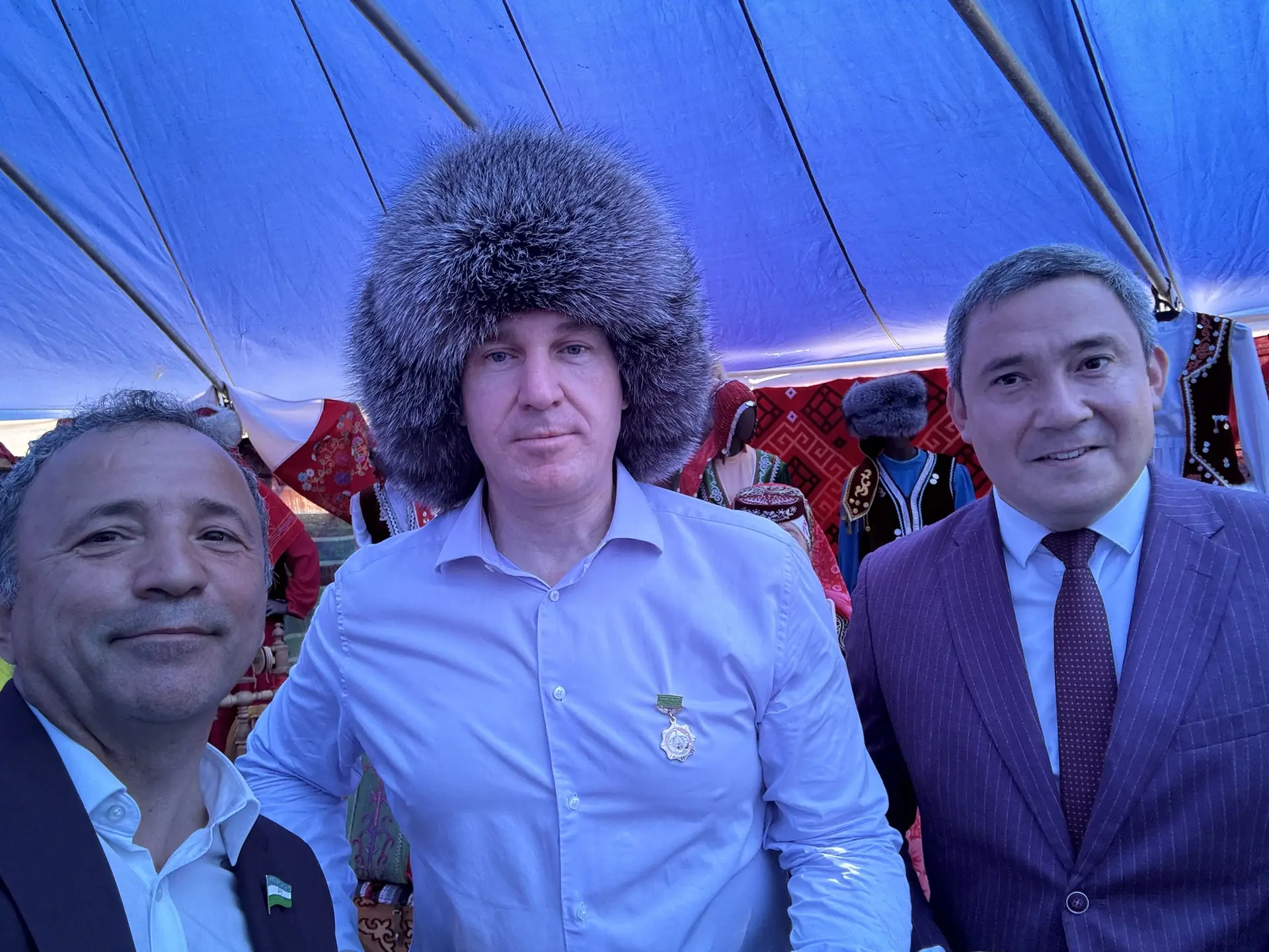 На Международном иртышском сабантуе в Сургуте губернатор ХМАО Руслан Кухарук разбил горшок с завязан