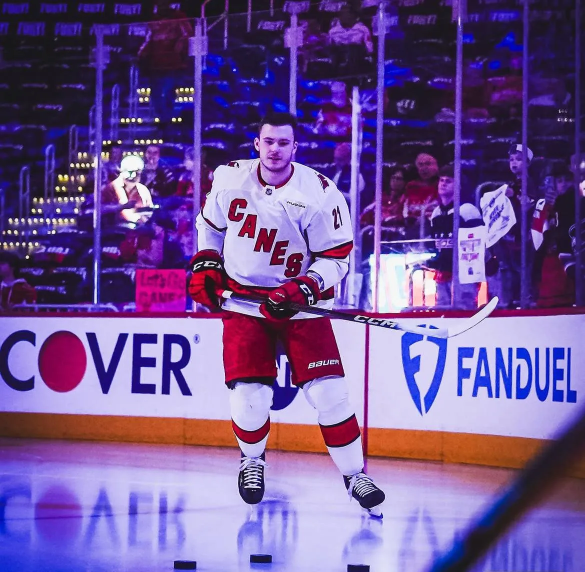 По информации авторитетного издания The Hockey News, российский защитник Александр Ники...