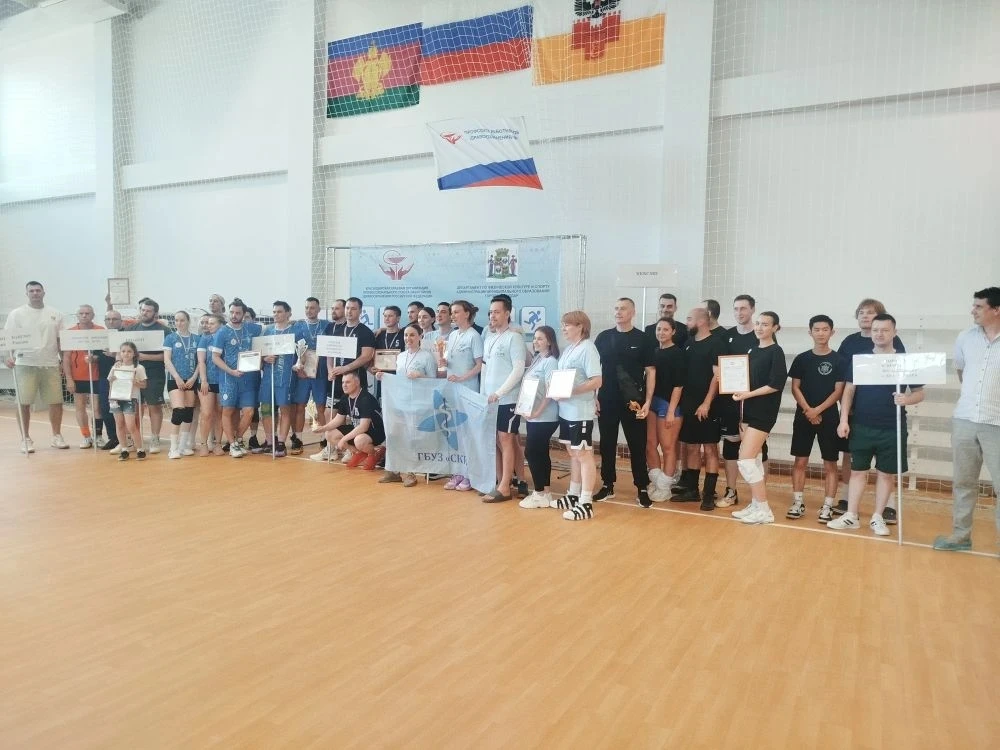 В субботу,  6 июня, в Краснодаре прошел Фестиваль волейбола.  

Участвовали 8 команд, представляющих