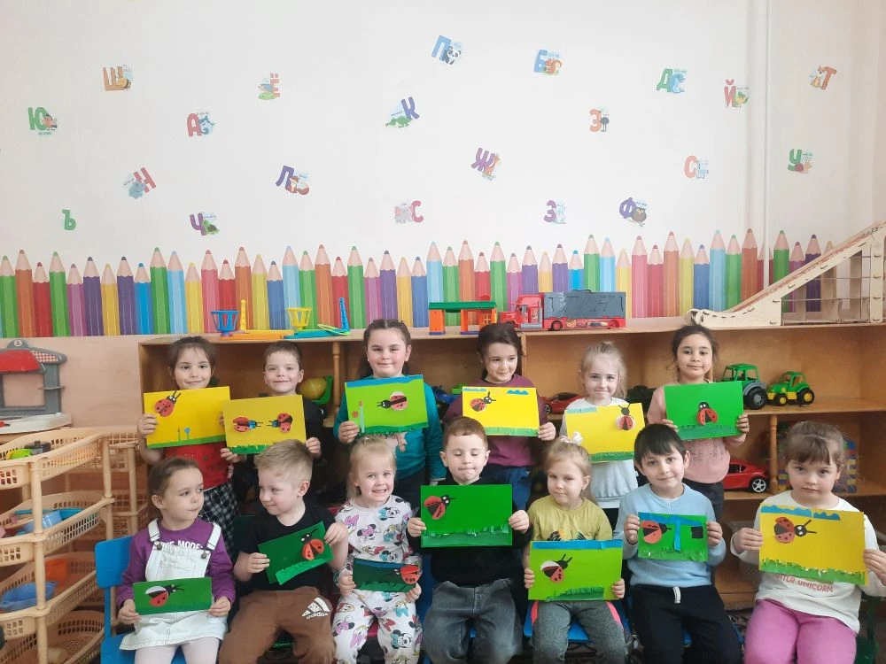 Аппликация "Божьи коровки на полянке"