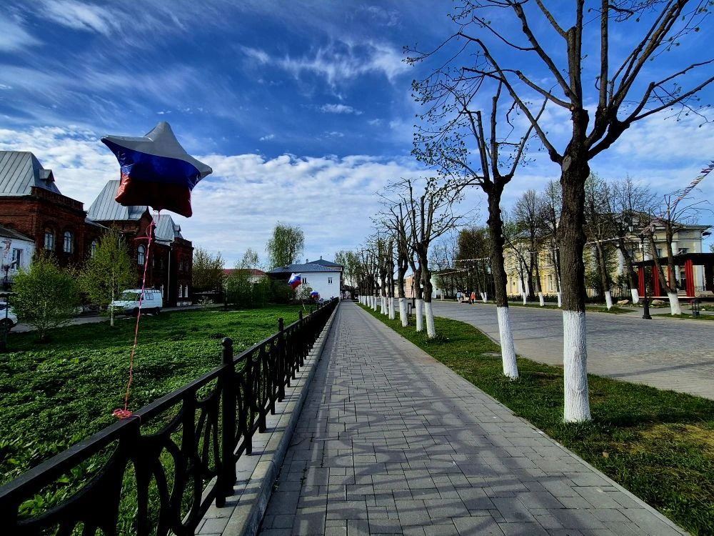 С первыми лучами солнца центр города окутался праздничной атмосферой, украсившись разноцветными шара