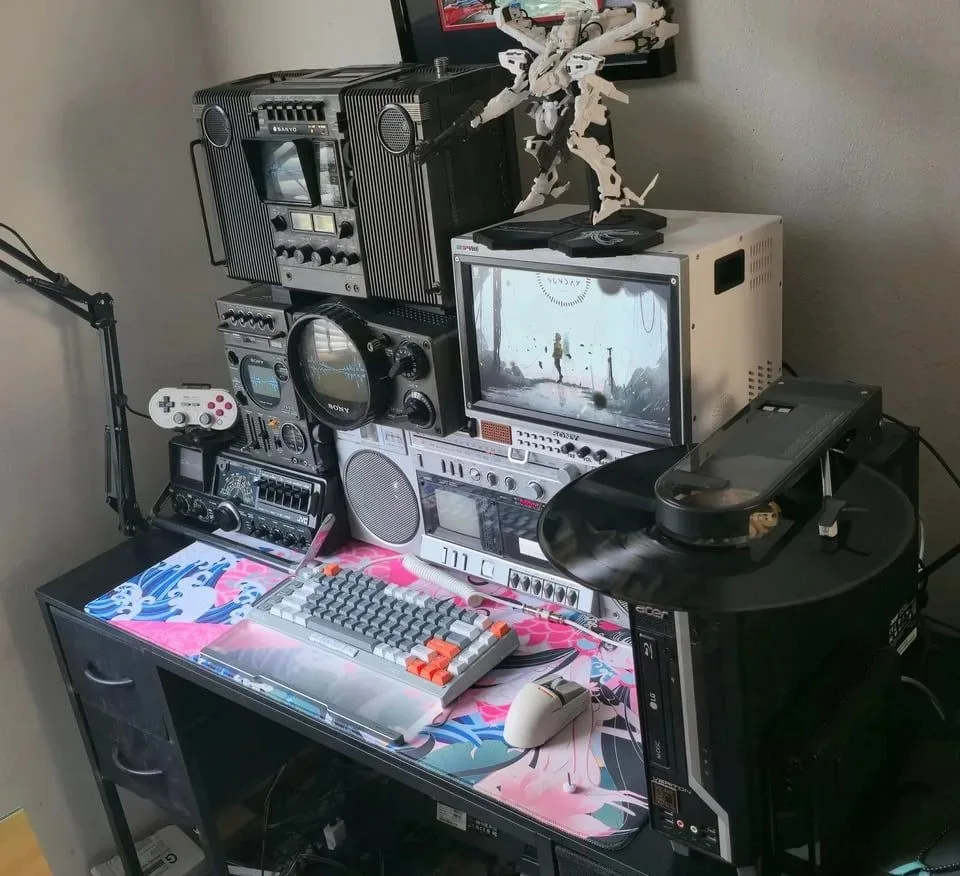 Сетап дня: если бы слово Retrowave было рабочим местом

Пользователь Reddit под ником KerberosPanzer