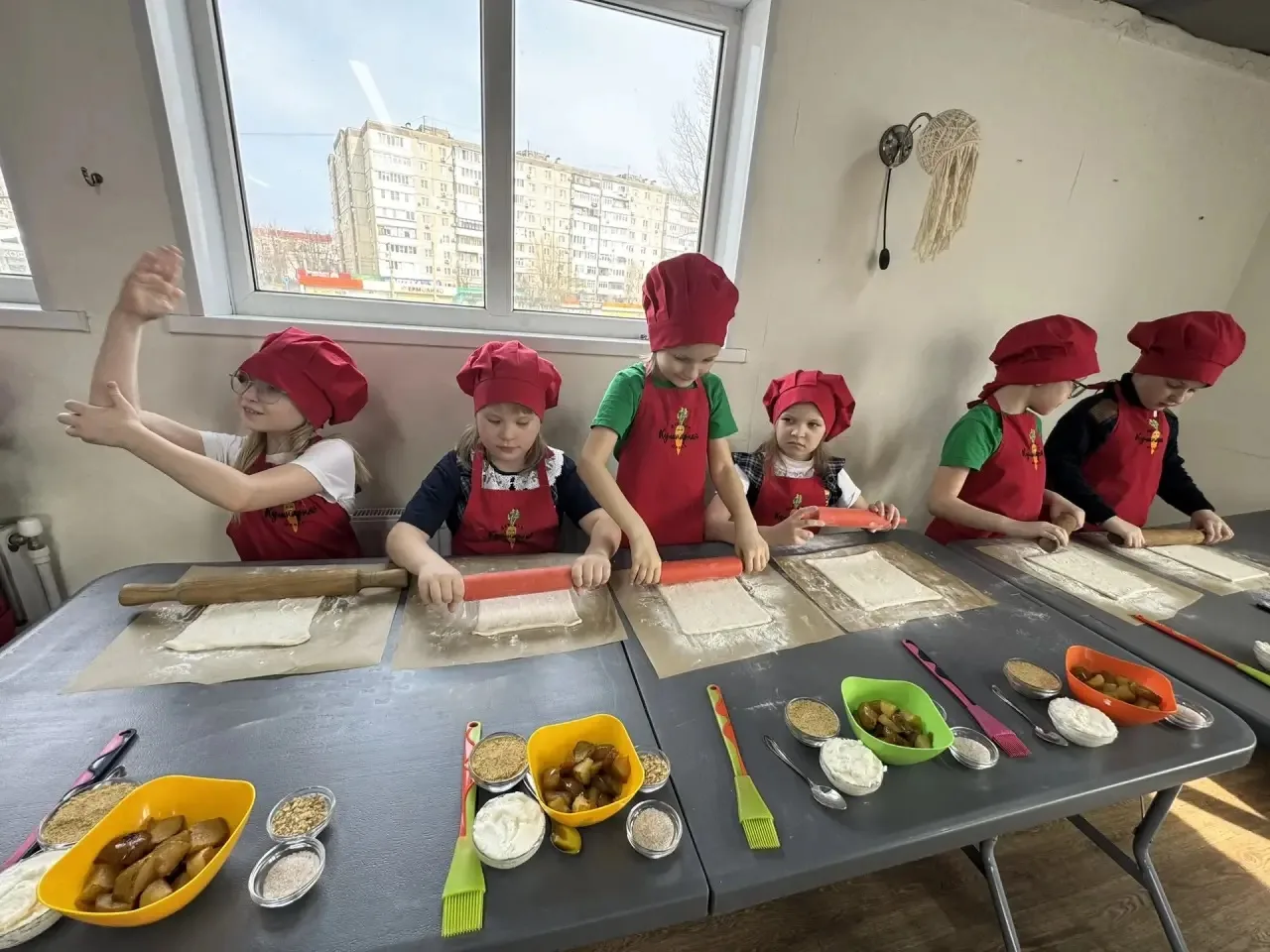 Сегодня дети 2 «Б» класса в кафе «Поплавок» пекли штрудель! Вызов принят: второклассники против груш