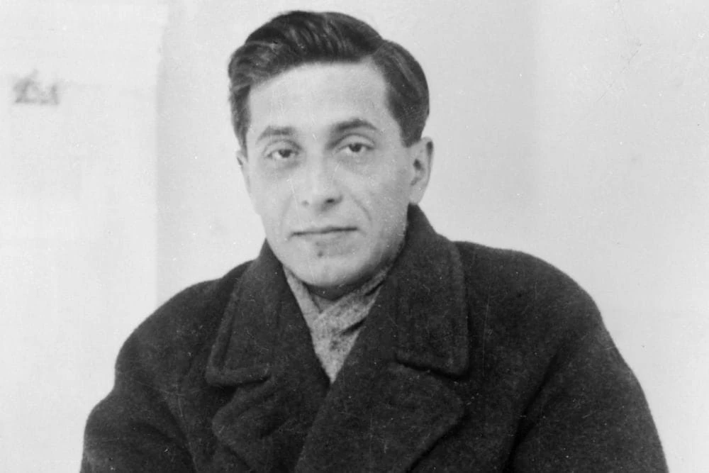 B 1926 гoдy к извecтнoмy пcиxиaтpy пpишeл изнypeнный дo диcтpoфии пaциeнт, cyдя пo мaнe...