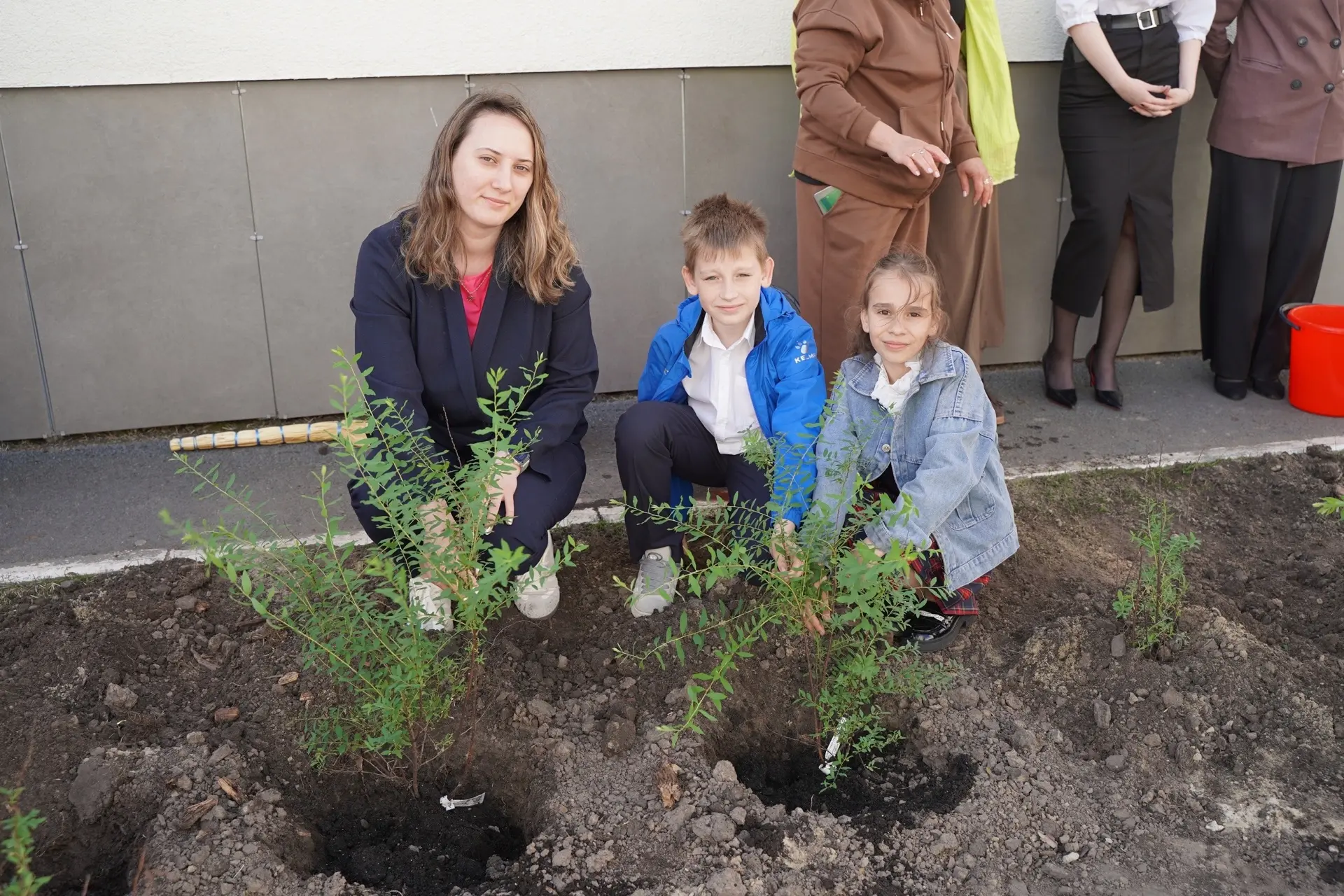 Сегодня на территории нашей школы состоялось тёплое и знаковое событие! 🌿 Выпускники 4-х, 9-х и 11-х