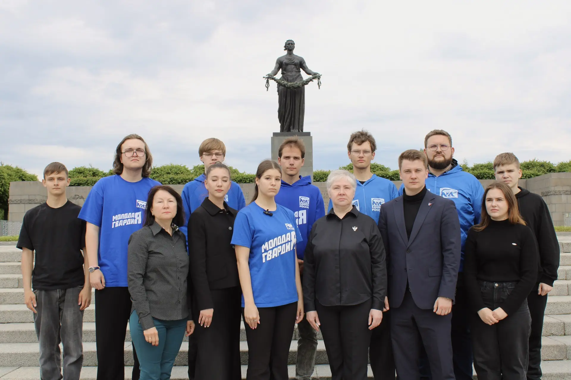 💙 В День памяти и скорби Молодая Гвардия почтила память жертв нацизма на Пискарёвском мемориальном 