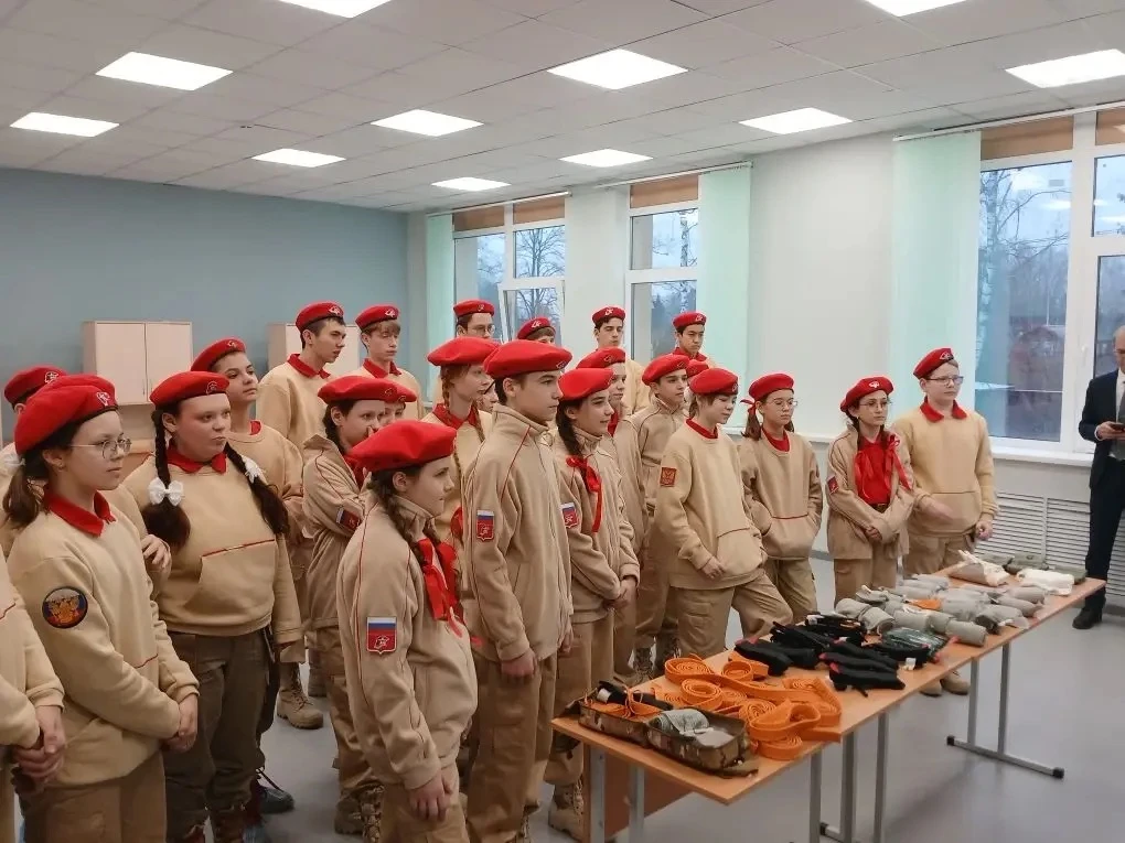 Ребята из школьного военно-патриотического клуба «ЛИДЕР» нашего  «Образовательного комплекса №8» г. 