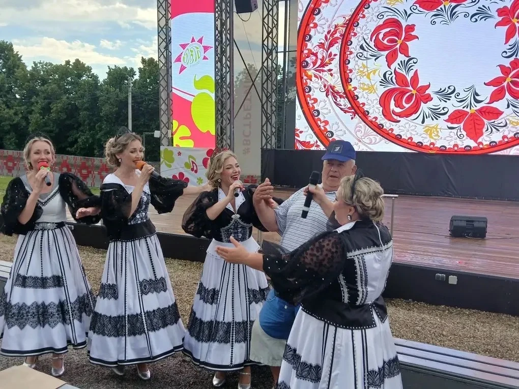 💃Пока одни гости Полугоры рисуют, других закружили в танце наши артисты. Смех, талант, сияние в гла