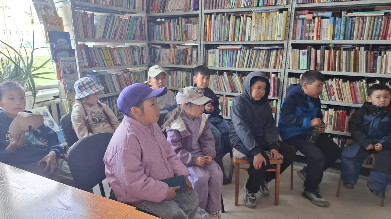 Ребята продолжают посещать городскую библиотеку, где их знакомят с интересными книжками 👍