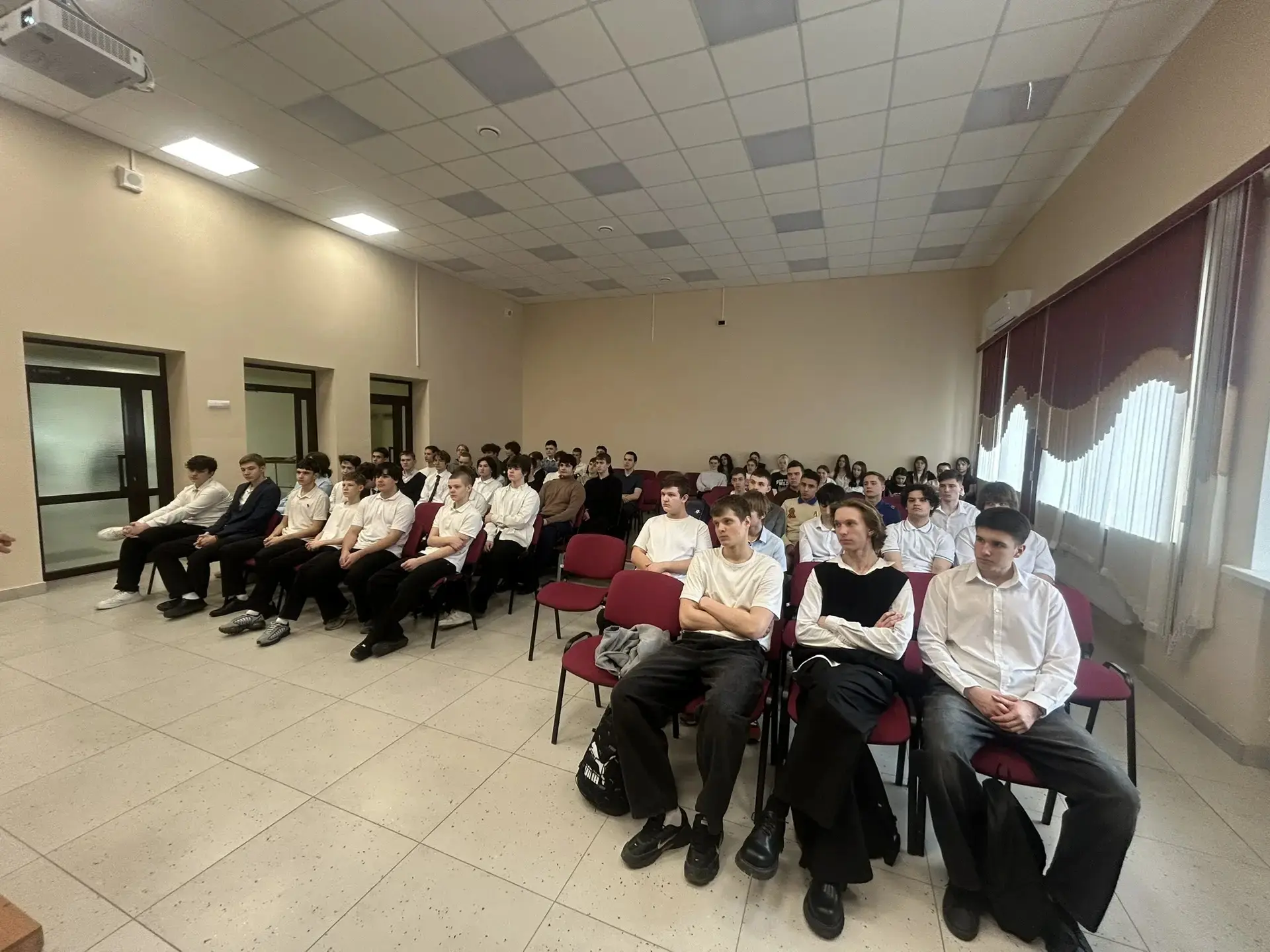 Вчера нашу гимназию посетил представитель Сызранского высшего военного училища летчиков. 🛩️  В ходе 
