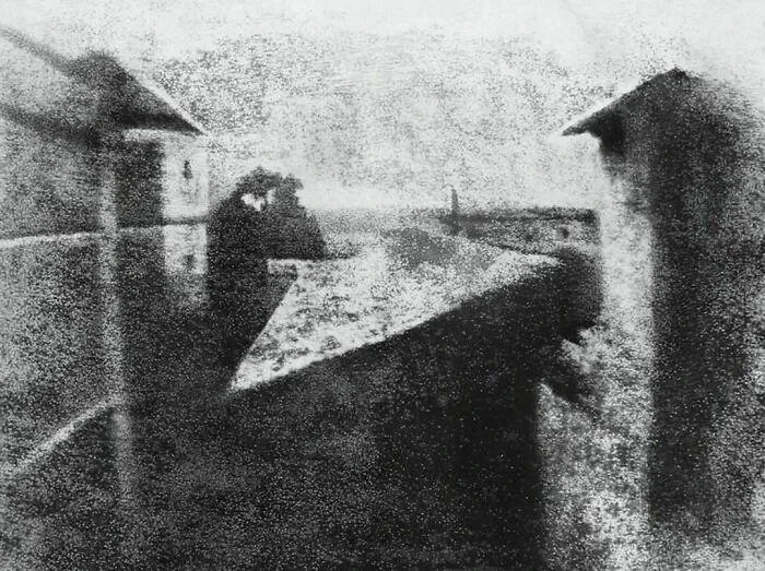 Снимок, сделанный самой первой фотокамерой в мире, пришлось ждать 8 часов. Это фото «Вид из окна в Л