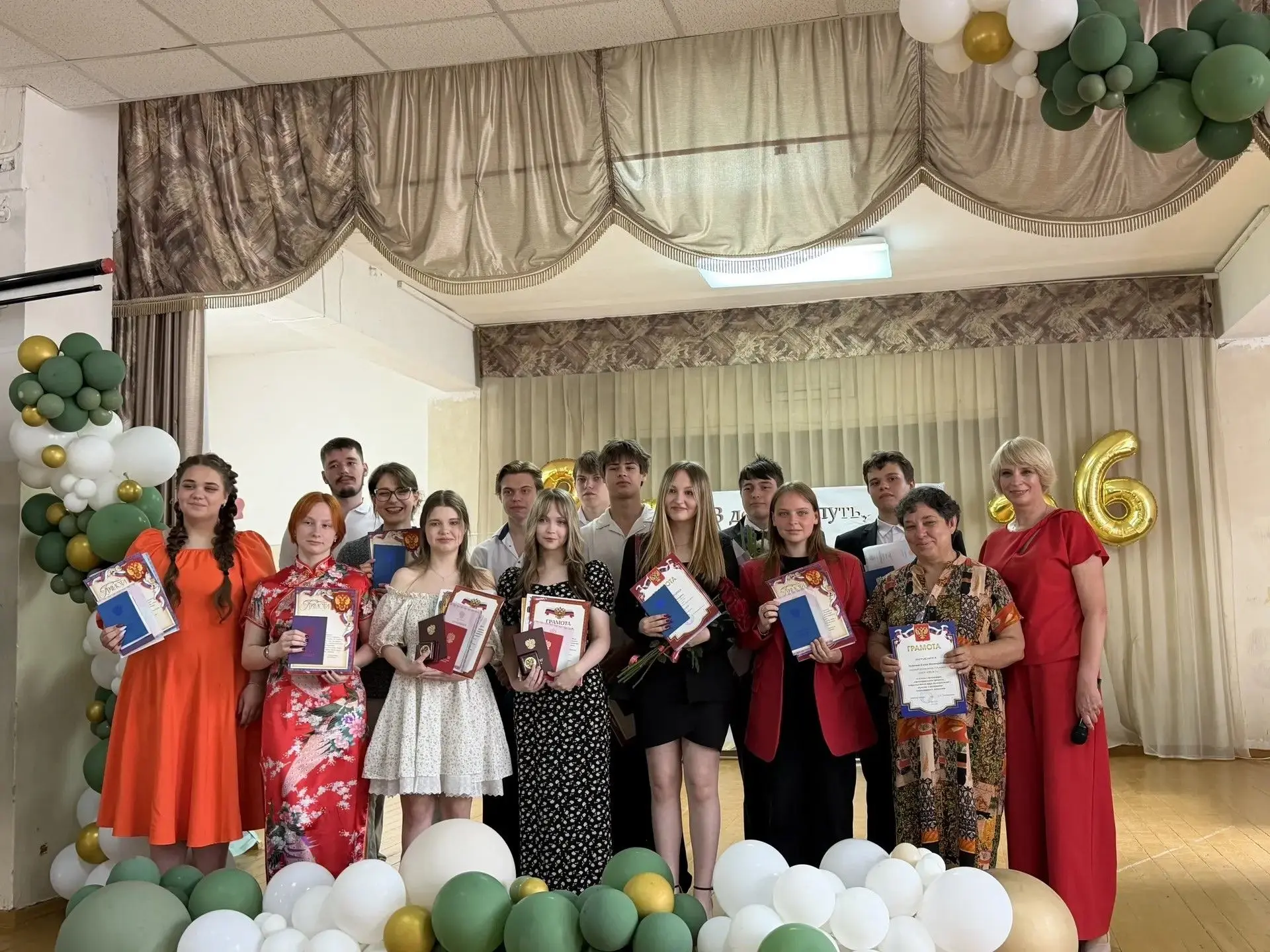 🎓 ВРУЧЕНИЕ АТТЕСТАТОВ: ПУТЬ ОТКРЫТ!
27 июля в нашей школе состоялось одно из самых трогательных и в