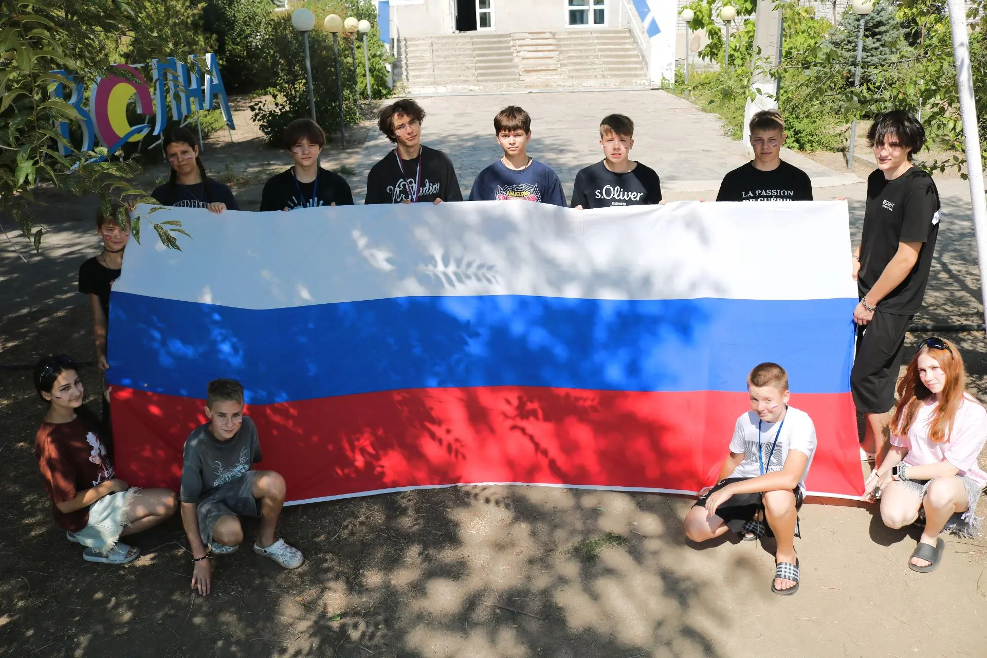 ТРИ ЦВЕТА В СЕРДЦЕ ЛАГЕРЯ: "ЗЕЛЕНАЯ ВОЛНА" ОТМЕЧАЕТ ДЕНЬ ФЛАГА    🇷🇺