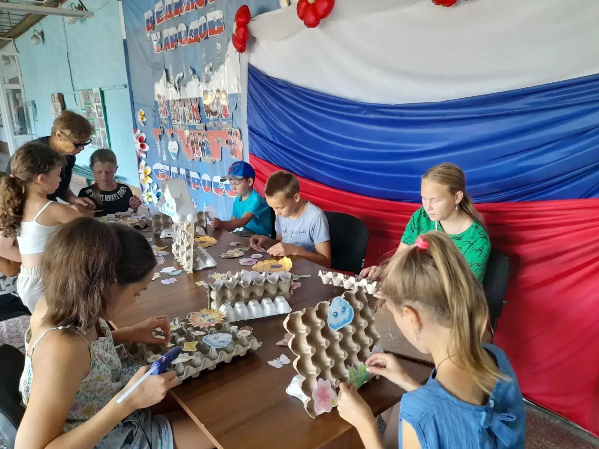 В МБУ «Казацкий СДК» прошел увлекательный мастер-класс «Пчелиный улей своими руками» дл...