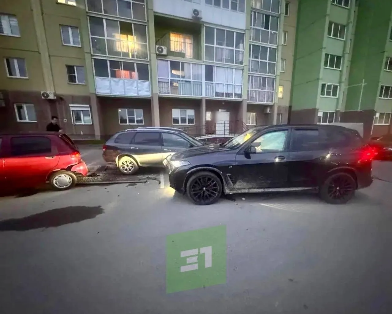 Водителя BMW, который совершил аварию в «Академе», засняли на видео с бутылкой в руках  Перед самим 