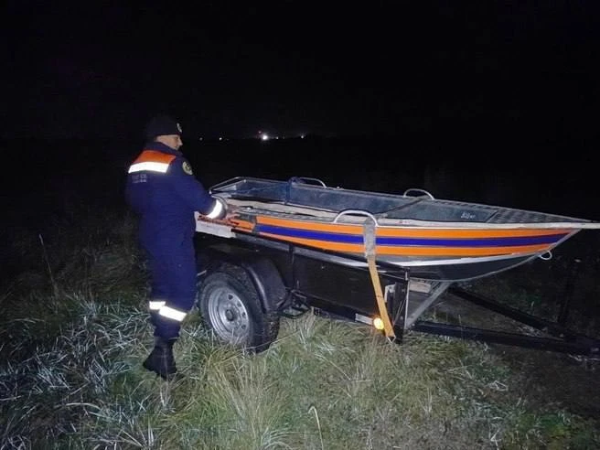 Рыбак погиб после опрокидывания лодки на Карасуке.