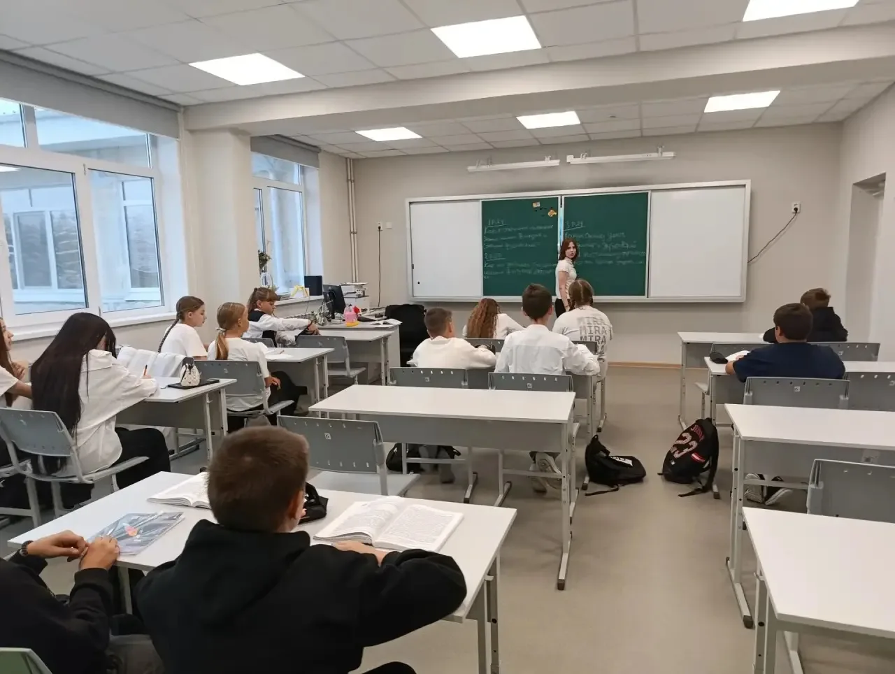 🏫Сегодня в школе было шумно, волнительно и очень непривычно.