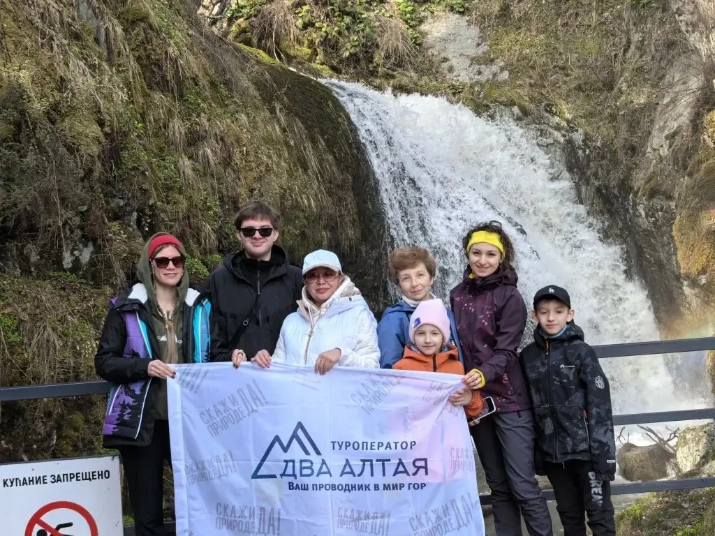 Наши туристы в рамках тура «Золотое кольцо Алтая» передают привет с водопада Чодор на Т...