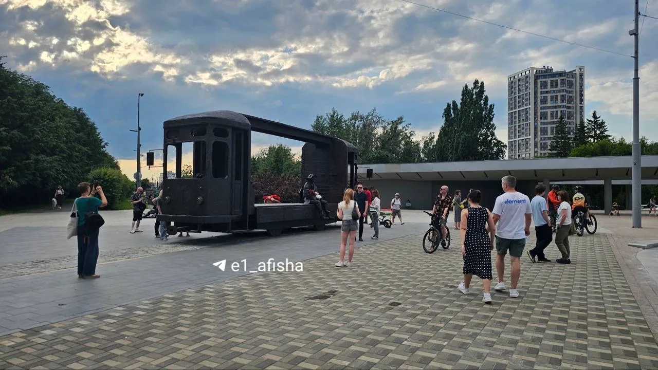 Сегодня в руках у Балабанова другие цветы. А людей, желающих сфоткаться, снова много.