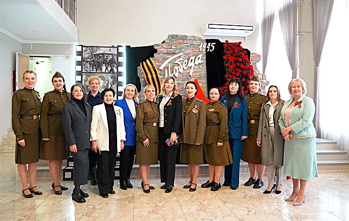 ВЕЛИКОЙ ПОБЕДЕ ПОСВЯЩАЕТСЯ   Активистки краевого отделения Союза женщин России приняли участие в мер