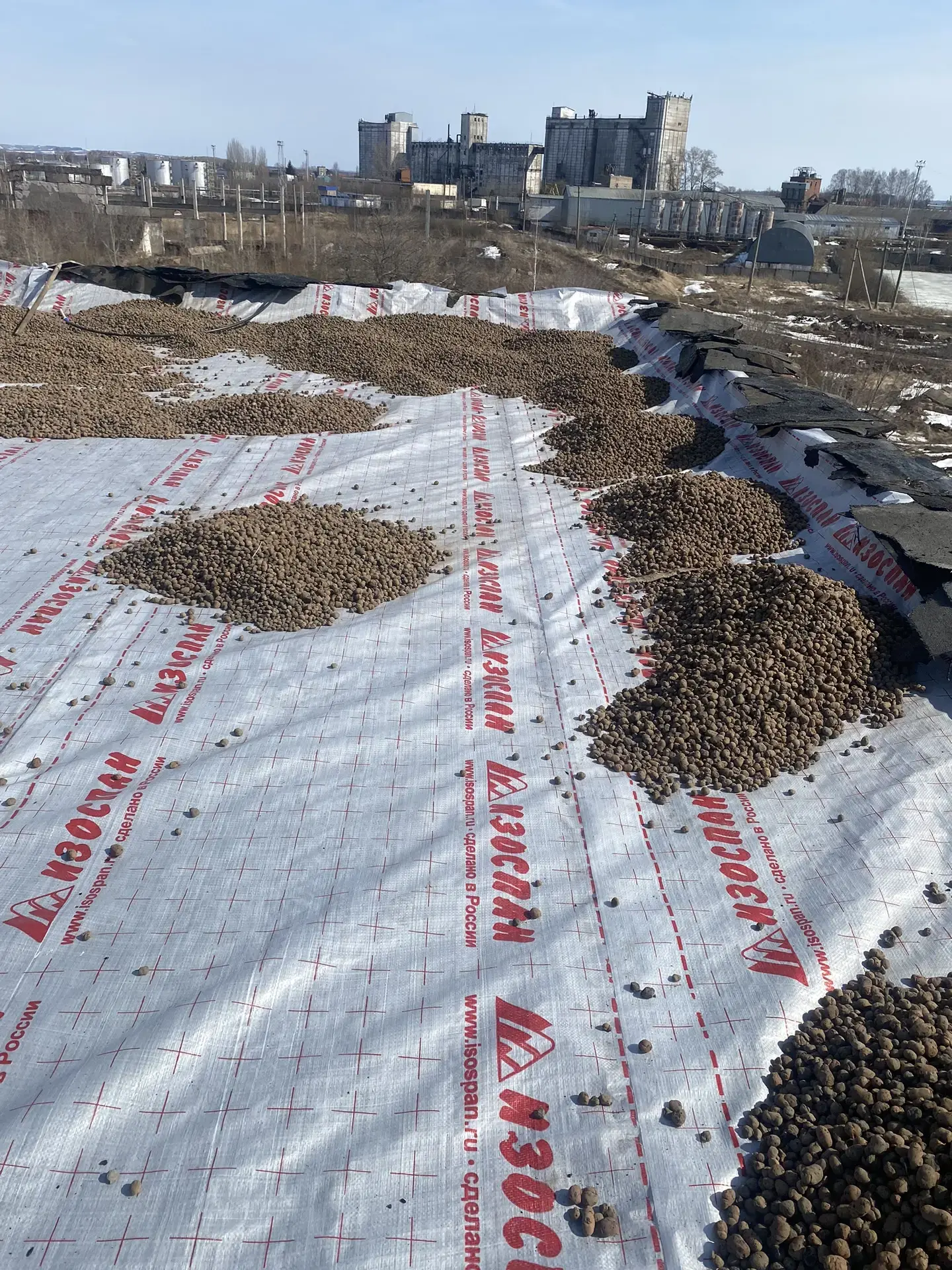 📸На фото процесс капитального ремонта рулонной кровли многоквартирного дома, расположенного по адрес