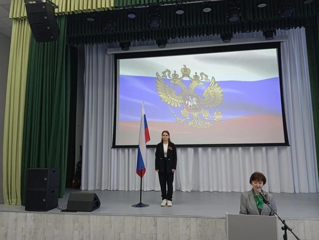 🇷🇺 Накануне Дня Победы: стоим в почётном карауле у Государственного флага Российской Федерации.   ⭐ 