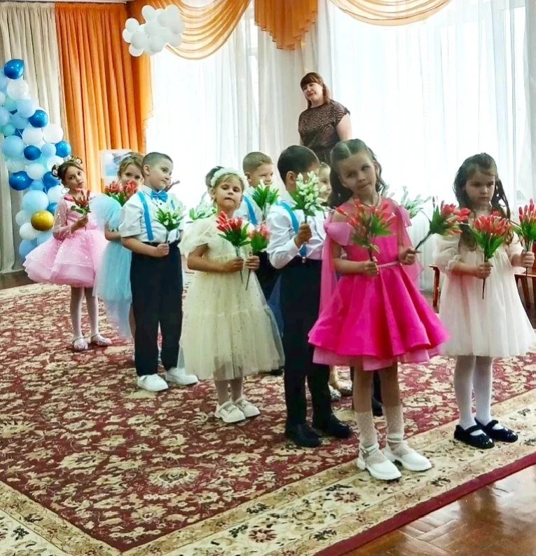 Выпускники подготовительной к школе группы № 3 вместе с родителями и гостями словно пер...