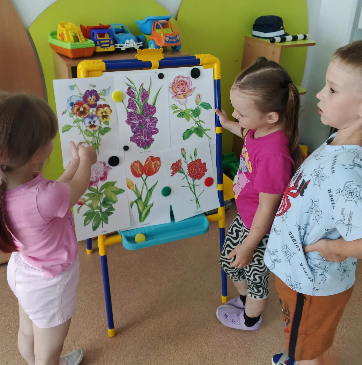 Весело и насыщенно проходит у воспитанников группы «Звездочка» каждый летний день. Сегодня, 19 июня 