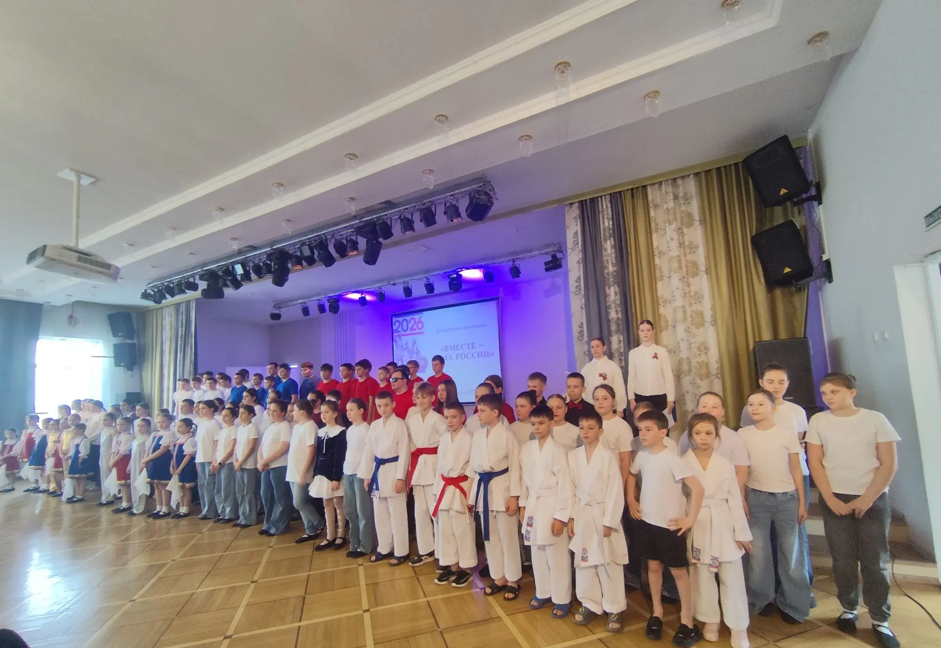Сегодня в нашей школе состоялась концертная программа, посвящённая Году единства народов России "Вме