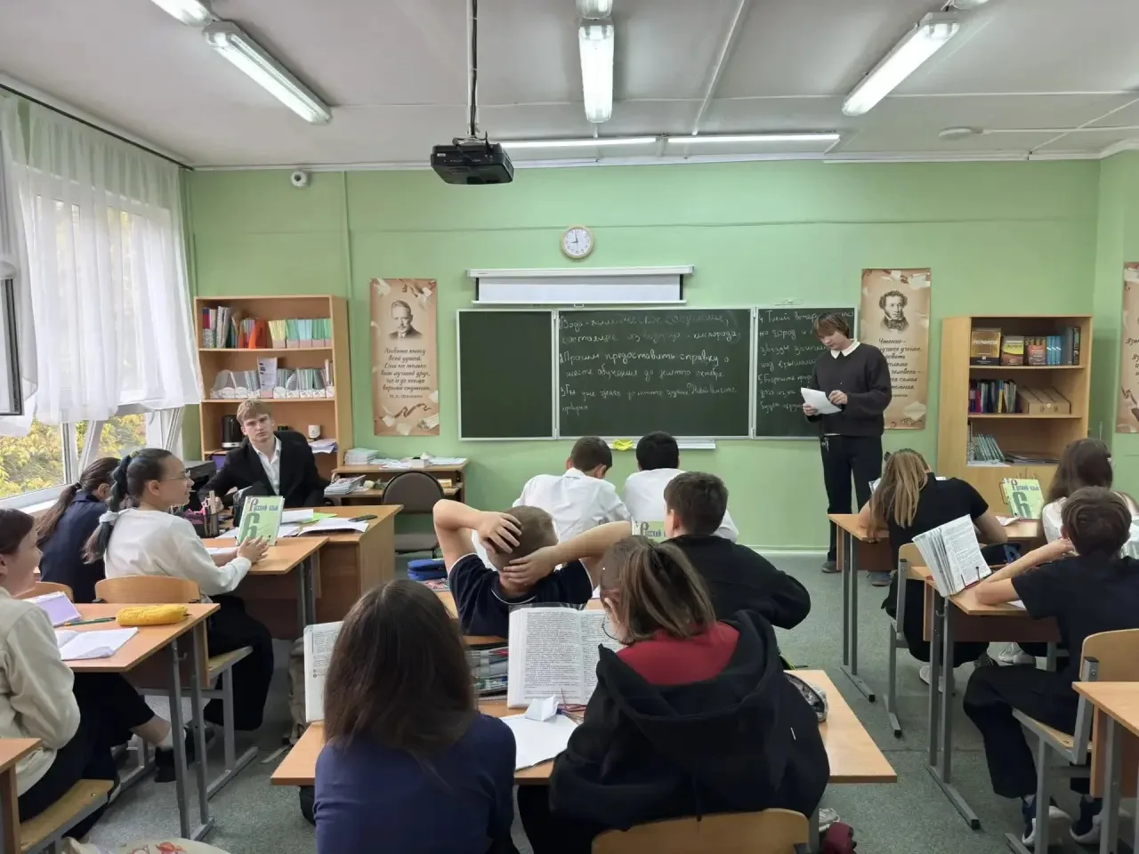 В преддверии праздника Дня учителя, по традиции, обучающиеся старших классов 2 здания М...