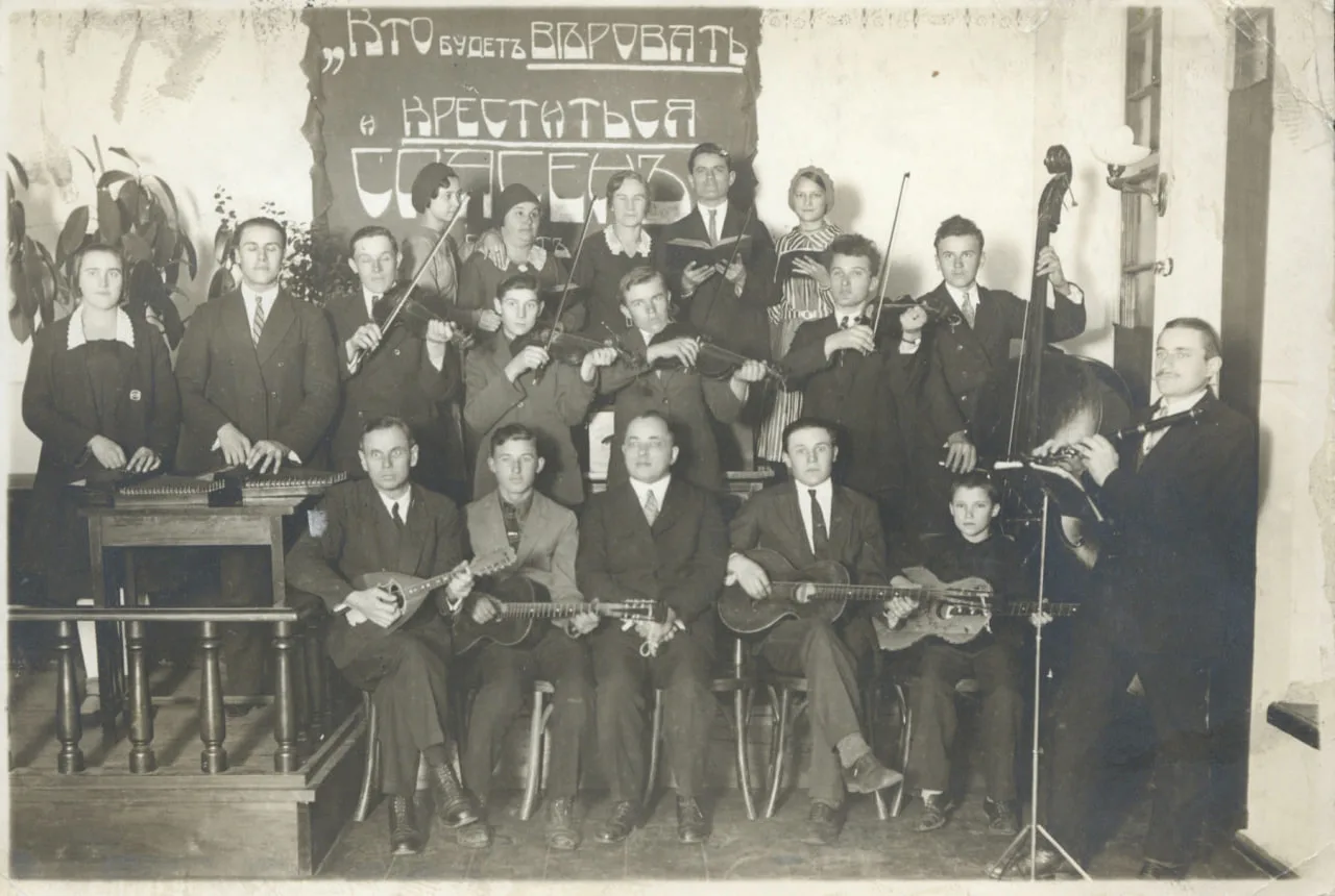 🔖 1932 г. Харбин, район Нахаловка. Николай Иванович Пейсти в середине.