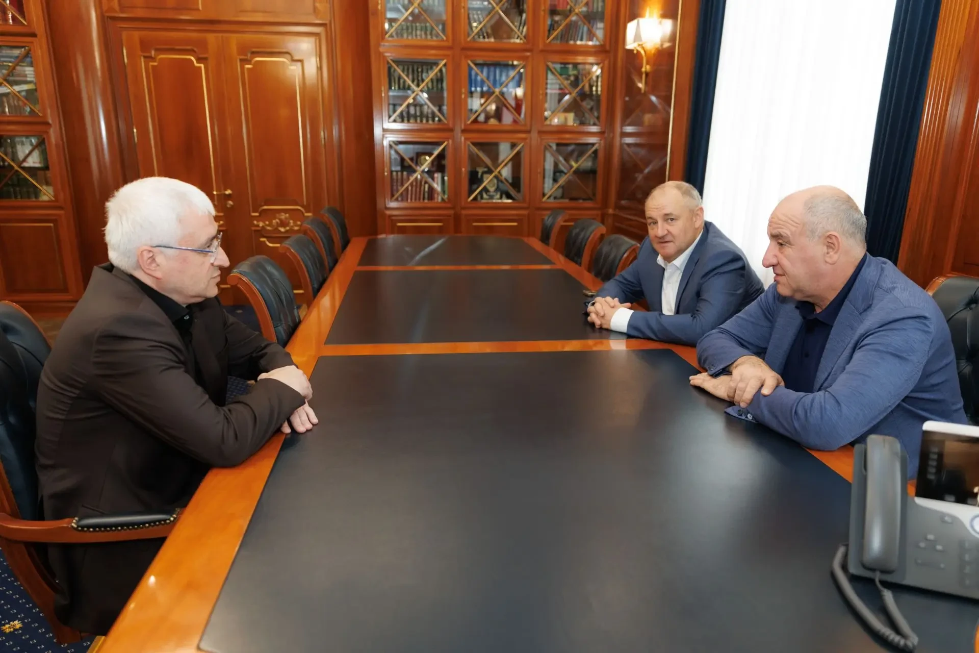 Вместе с председателем Парламента КЧР Александром Ивановым сегодня встретился с депутат...