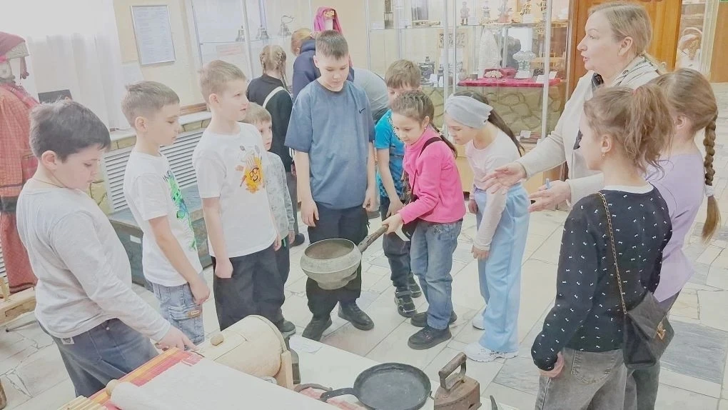 Увлекательное путешествие в историю: 2-й класс в городском музее! 🏛️🔍  2 апреля наш дружный 2-й клас