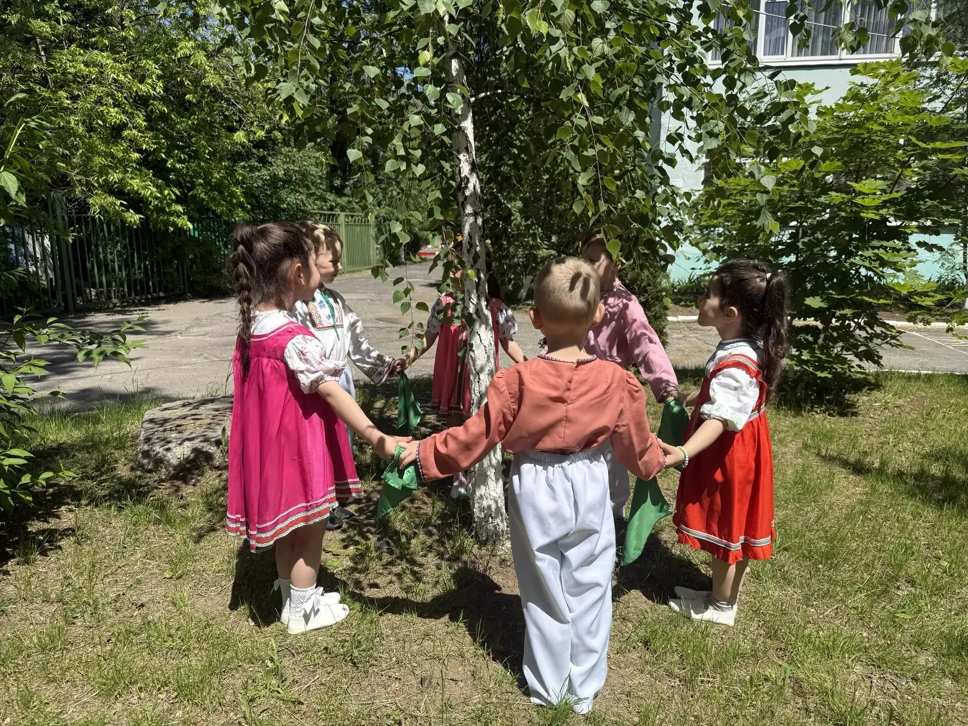 В честь дня русской берёзы, в средней группе № 6 с детьми был проведён тематический ден...