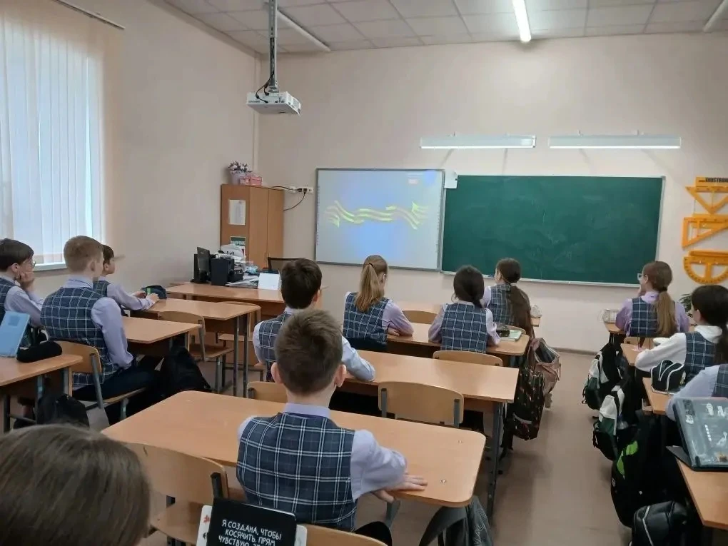 📸 В 6 «Ж» классе прошёл важный классный час, посвящённый символу Победы — Георгиевской ленточке.  Ре