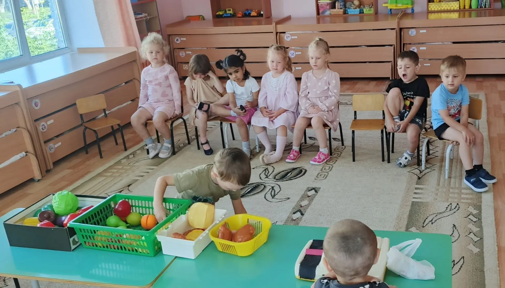 Сегодня ребята из группы "Светлячки"  отправились в увлекательное путешествие в магазин.