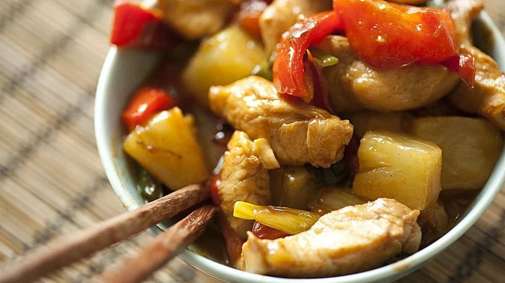 🥘 Курица в кисло-сладком соусе с овощами и ананасами 🍍✨

📝 Ингредиенты:

🍗 Филе курицы — 500 г
�